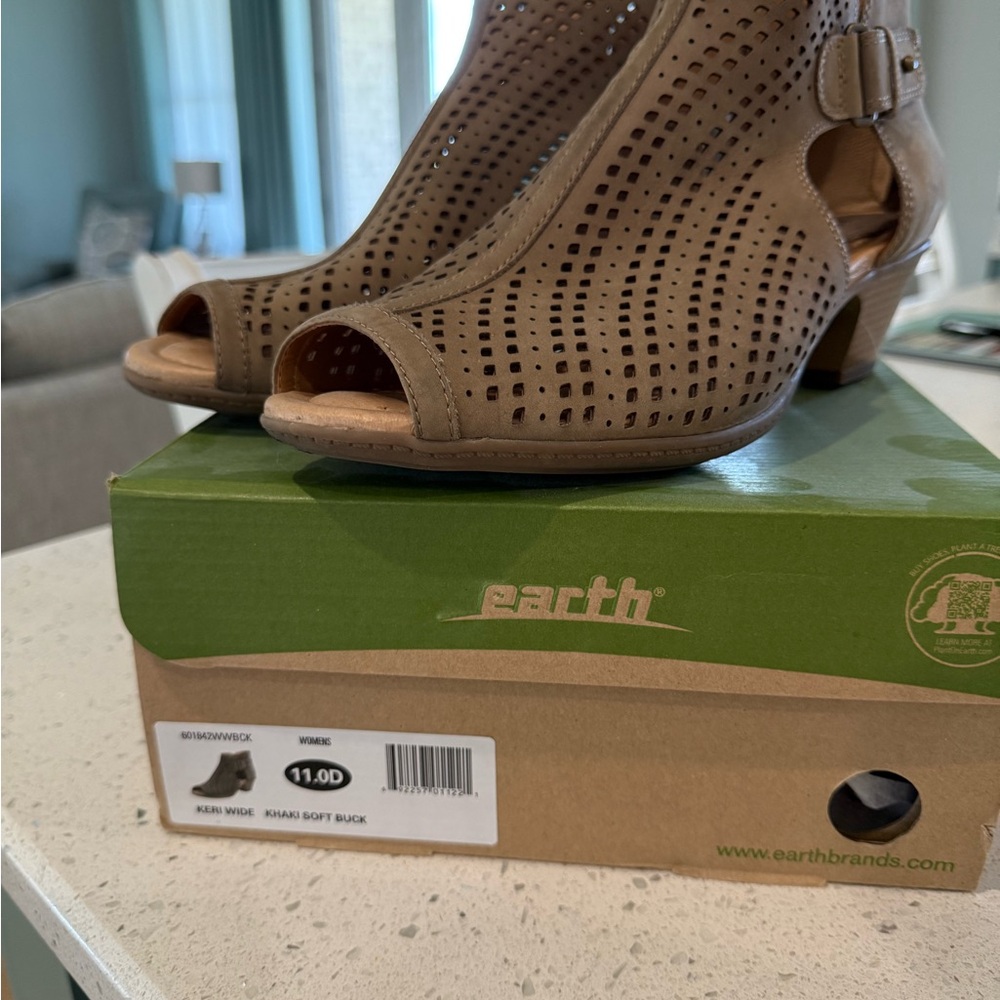 Earth Women's Tan Peep-Toe Heels